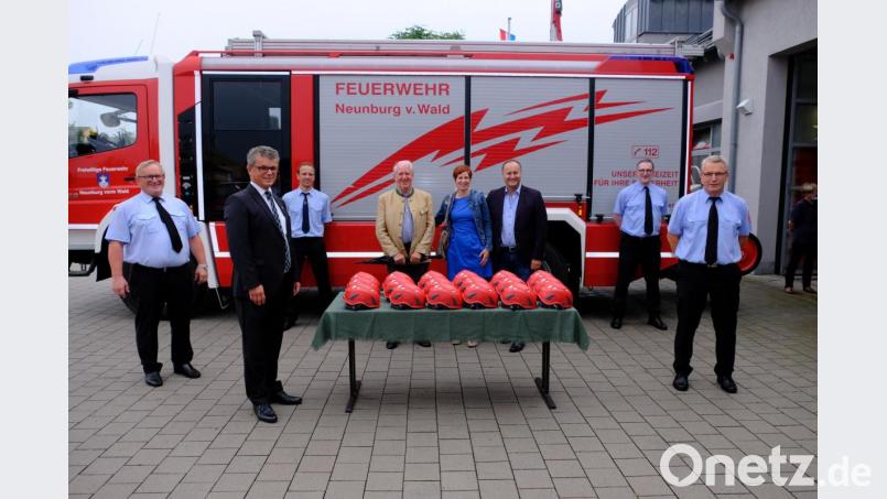 Die Feuerwehrverantwortlichen und Bürgermeister Martin Birner freuten sich auch über die neuen Helme, welche die Geschäftsführer der Firma Steininger, Siegfried und Michaela Dettmann, übergaben. Bild: Georg Schmid/exb