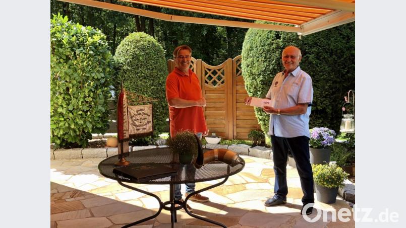 Bürgermeister Reiner Gäbl und bisheriger Vorsitzender Johann Zimmermann zu sehen. Bild: Markt Eslarn