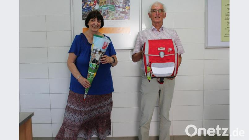 Tafel-Vorsitzender Bernhard Saurenbach und seine Stellvertreterin Irmgard Buschhausen mit dem, was 35 Kinder von der Tafel zum Schulstart bekommen: Schultüte und Ranzen. Bild: Amberger Tafel/exb