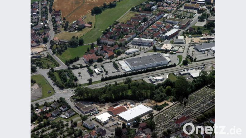 Mit rund 7700 Quadratmetern Verkaufsfläche zählt der Real-Markt in Amberg zu den Durchschnittsfilialen der Kette. Das Luftbild entstand im Juli 2020. Bild: Bernd Georgi