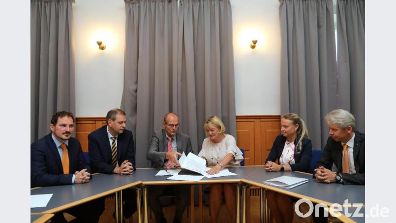 Die Delegation aus Weiden setzt ihre Unterschrift unter den Kooperationsvertrag mit der OTH. Bild: Wolfgang Steinbacher