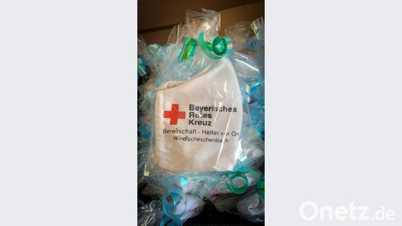 Eine Maske mit BRK-Logo gab es für die Teilnehmer am BRK-Bereitschaftsabend. Bild:  wrm