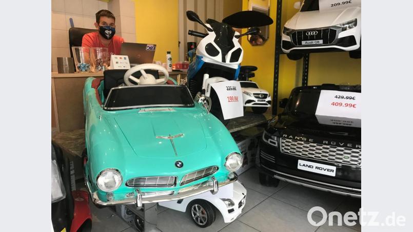 Elektrische Autos für Kinder verkauft Daniel Kretai (links) in seinem neuen Geschäft in Weiden. Bild: Gabi Schönberger
