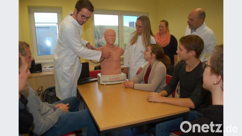 Die Tutoren Johannes Gludowatz und Nina Miesgang zeigen den Medizinstudenten, wie man mit dem Stethoskop umgeht. Professor Bernd Salzberger (hinten, von rechts) und Christine Fehlner, pädagogische Leitung im Trainingszentrum, schauen ihnen über die Schulter. Das Bild stammt aus Vor-Corona-Zeiten, aktuell pausieren die Kurse. Bild: gib