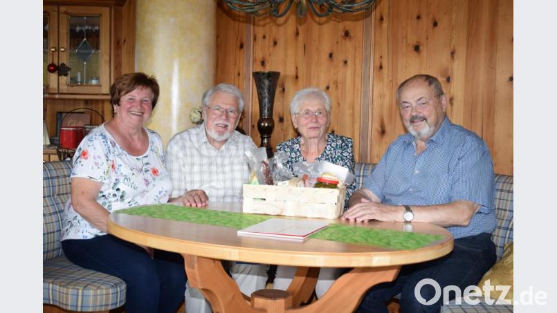 Schon über 100 Mal verbrachten Christine und Herbert Dupke aus Bielefeld ihren Urlaub in Trausnitz. Bei Juliane und Hubert Pröls sind sie in der Pension &quot;Burgblick&quot; bestens untergebracht. Bild: bnr