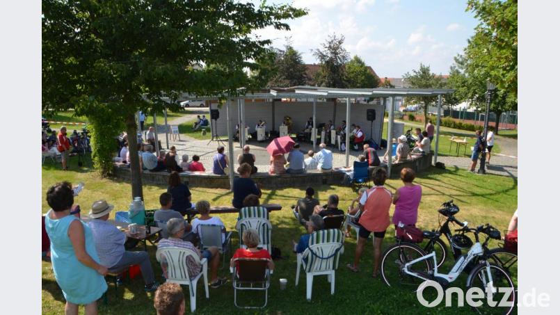 Rund 120 Zuhörer verfolgten die musikalische Stunde mit der &quot;Böhmischen Blechblous&#039;n&quot; im Stadtpark bei der zweiten Serenade, der Kaiserwetter geschenkt war. Bild: dob