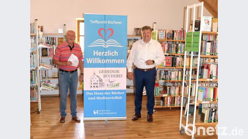 Büchereileiter Georg Dürr (links) und Bürgermeister Stefan Braun gaben den Startschuss zur „Leser-Wunschbuch-Aktion“. Bild: dü