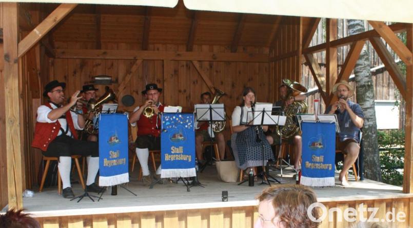 Eine siebenköpfige Delegation des Heimat- und Volkstrachtenvereins &quot;Regensburg Stamm&quot; begleitet den Freiluft-Frühschoppen im &quot;Alten Schulhof&quot;. Als Gage gibt es Weißwürste. Bild: edo