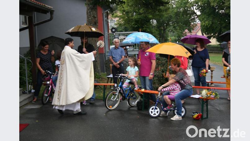 Pater Robin segnete auch die Räder und Kettcars der Kinder. Bild: Werner Heinrich/exb