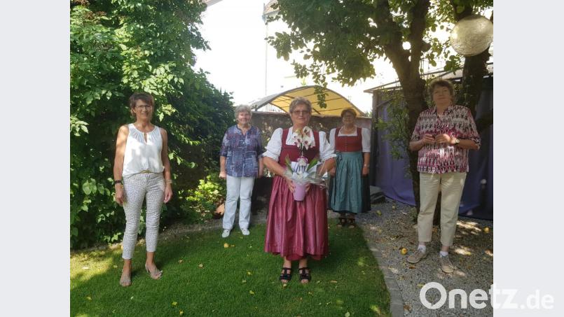 Zum 70. Geburtstag von Martha Kiesbauer (Mitte) gratulieren die Frauen-Union durch Vorsitzende Lisa Schieder (links), der Frauenbund durch Vorsitzende Angela Striegl (Zweite von links) und Vorstandsmitglied Elisabeth Reger (rechts) sowie Marga Braun (Zweite von rechts) für die Veeh-Harfen-Gruppe. Bild: gi