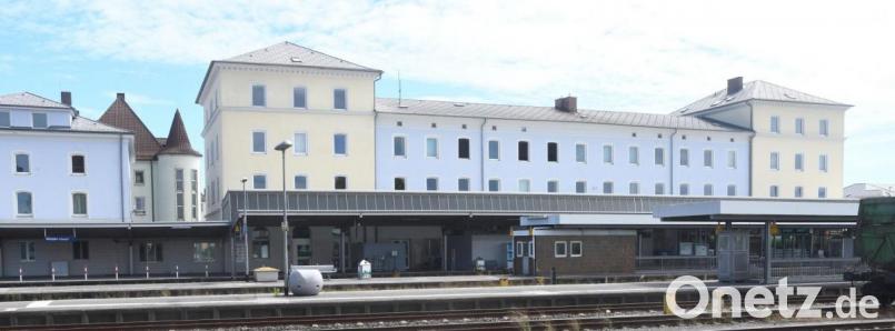 Die Anlagen des Weidener Bahnhofes sind in die Jahre gekommen. Jetzt gibt es etwas Geld aus dem Corona-Sonderkonjunkturprogramm des Bundes, um die &quot;Aufenthaltsqualität&quot; zu verbessern. Bild: Gabi Schönberger