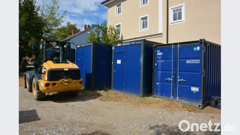 Die Baucontainer warteten während des zweiwöchigen Betriebsurlaubs der ausführenden Firma auf dem Gelände des ehemaligen Altenheims. Am kommenden Montag herrscht dann an der Egerer Straße wieder Betrieb. Bild: jr