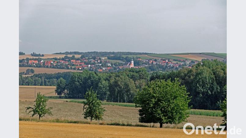 Der „Blickpunkt“ auf dem ehemaligen Hochbehälter bei Ottengrün bietet eine herrliche Panoramaaussicht auf Bad Neualbenreuth. Bild: tr
