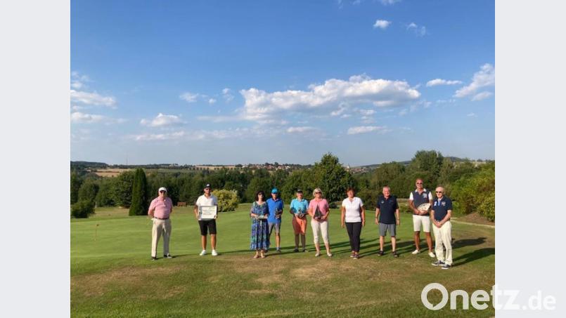 GC-Präsident Wolfgang Ries (von links) mit den Turnier-Gewinnern Klaus Mayerhöfer, Angela Wölfel, Dr. Manfred Wölfel, Wolfgang Beer, Christine Schöner, Brigitte Schönberger, Albert Saller, Jan Motlik und Horst Röder. Bild: Irmgard Hecht/exb