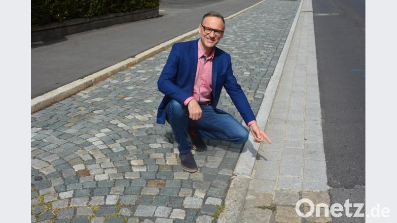 Im unteren Bereich der Egerer Straße sind die Entwässerungsrinnen bereits erneuert. Ab Montag, 24. August, werden die Pflasterrinnen dann stadteinwärts neu verlegt, wie Bürgermeister Bernd Sommer hindeutet. Bild: jr