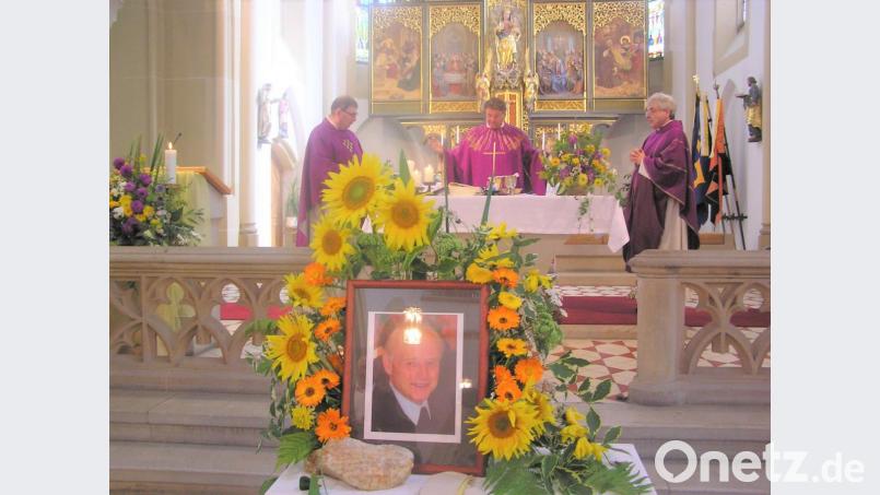 Stadtpfarrer Pater Hans Ring, Pater Provinzial Thomas Vanek und Domkapitular Josef Kreiml (von links) zelebrieren den Trauergottesdienst für Pater Karl Reber. Bild: tu