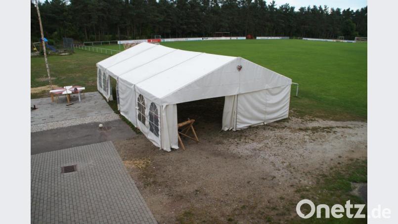 Das Zelt, in dem am Freitag die Geburtstagsfeier stieg, steht noch. Nach der Feier mussten sich rund 100 Gäste in Quarantäne begeben. Bild: sir