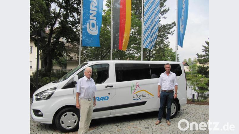 Klaus Conrad (links) stiftet Hirschau ein neues Stadtmobil. Bürgermeister Hermann Falk freut sich und sagt danke. Bild: fg