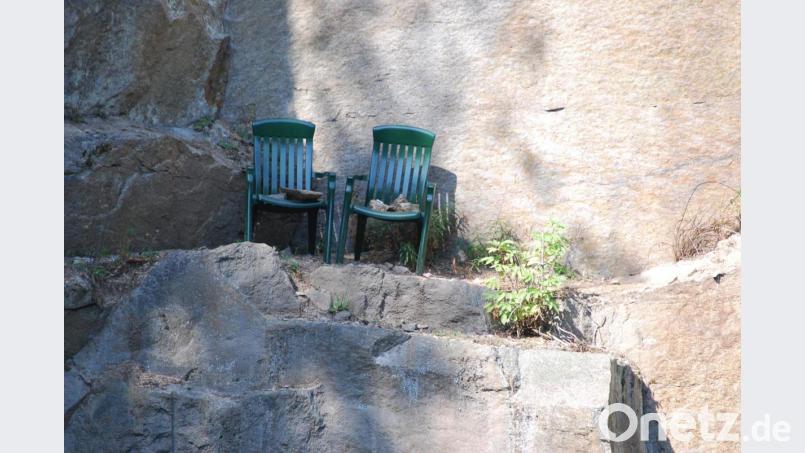 Diese beiden Stühle stehen seit einiger Zeit in einem ehemaligen Steinbruch auf einem schmalen Vorsprung mitten in der senkrechten Granitwand. Wie sie dorthin gekommen sind, ist ein Rätsel. Bild: tss