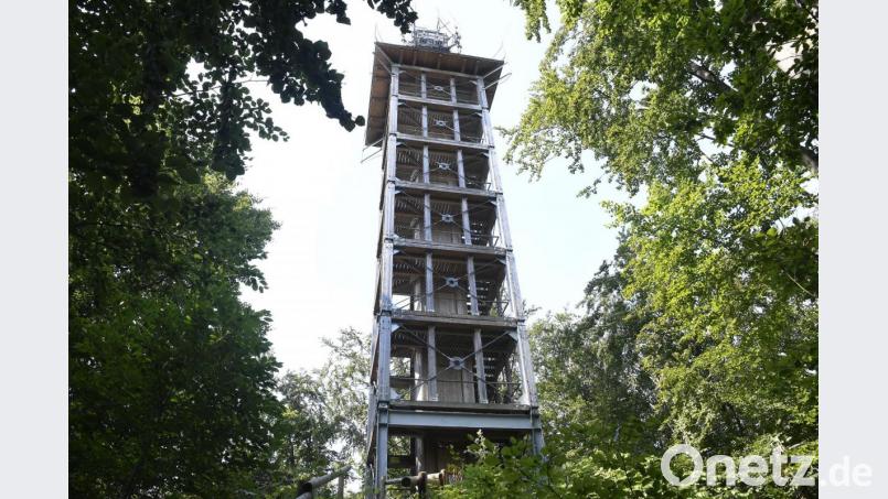 Wer sich über 107 Holzstufen auf den 2013 neu gebauten Aussichtsturm 22 Meter in die Höhe kämpft, genießt einen beeindruckenden Ausblick zum Vulkankegel Rauher Kulm im Norden und bei besten Sichtbedingungen mit dem Fernglas sogar bis zum Großen Arber im Südosten. Bild: Petra Hartl