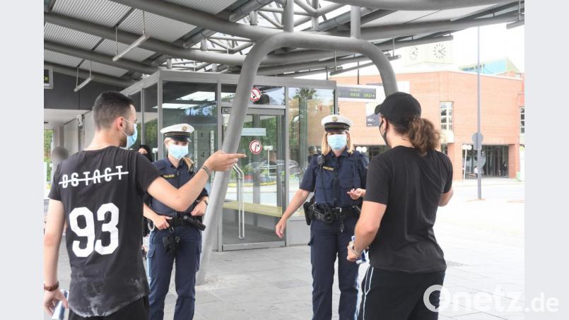Überall Einsicht: Bei den Kontrollen am ZOB in Weiden gab es für die Polizei kaum Probleme Bild: Gabi Schönberger
