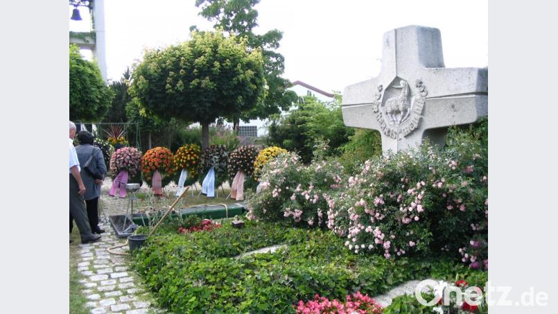 Die Beisetzung von Ruhestandspfarrer Richard Krieglsteiner erfolgte im Priestergrab auf dem Friedhof in Roding. Archivbild: ak