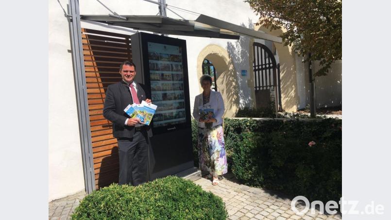 Ein neues Terminal beim Nabburger Obertor versorgt Interessenten, wenn das Tourismuszentrum geschlossen ist. Landrat Thomas Ebeling und Leiterin Alexandra Beier machen vor dem großen Bildschirm Werbung für Urlaub daheim. Bild: ihl