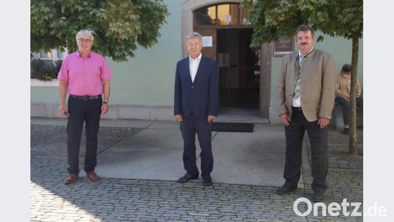 Bürgermeister Reinhard Kreuzer (rechts) und Stadtrat Andreas Hopfner (links) erörterten mit MdL Joachim Hanisch wichtige Themen wie den Fortbestand der Sozialtherapeutischen Einrichtung (STE) in Schönsee. Bild: wel