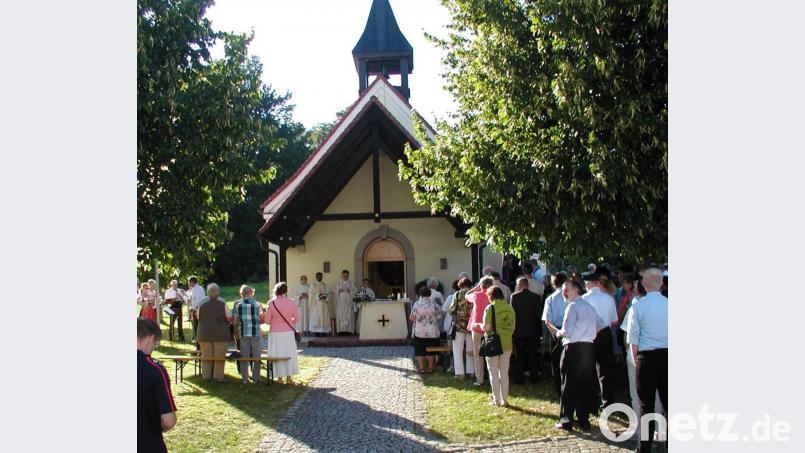 Eine solche Feier wie beim 25jährigen Gründungsfest des Kapellenbauvereins, bei dem Pater Joy und Pfarrer Bernd Philipp gemeinsam Gottesdienst gefeiert haben, wird es diesen Samstag nicht geben. Der Schutz vor Covid-19 verlangt Abstand. Doch der Platz an der Kapelle ist groß. Bild: ld