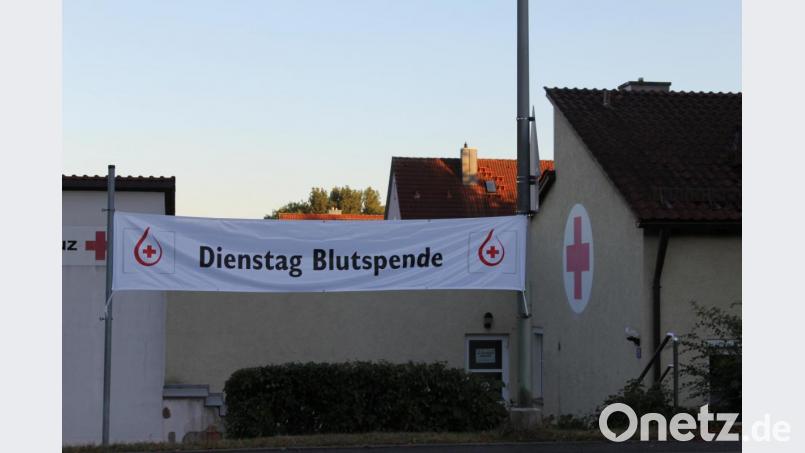 BRK-Bereitschaftsleiter Sven Lehner freut sich über die Unterstützung von Stadthallenpächter Michael Wirth. Spendetermine mit mehr als 260 Personen, wie im vergangenen Juni, wären im BRK-Rettungszentrum nicht durchführbar. Bild: fks
