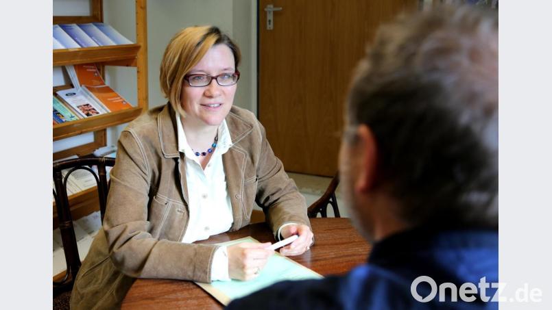 Marianne Brandl leitet die Fachstelle Sekten- und Weltanschauungsfragen im Bistum Regensburg. Die Diplomtheologin berät zu allen Fragen der Weltanschauung – also auch zum Thema Verschwörungsmythen. Bild: Bistum Regensburg/Jakob Schötz