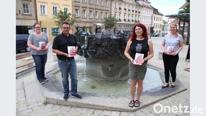 Am Geschichtsbrunnen auf dem Luitpoldplatz startet die Themenstadtführung „Auf den Spuren der Wittelsbacher“. In der neuen Broschüre „Sulzbach-Rosenberg kennenlernen“, die (von links) Kerstin König (Touristeninformation), Fred Tischler (Kulturwerkstatt), Patrizia Zimmermann (Stadtführerin) und Nina Mutzbauer (Stadtmarketing) hier präsentieren. Bild: cog