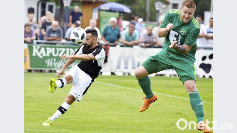 Einst Kontrahenten, künftig Teamkollegen: Routinier Oliver Gorgiev (links) lotste den Ex-Ammerthaler Michael Jonczy (rechts) nun nach Gebenbach. Als Ersatz für Marco Seifert, der sich einen Kreuzbandriss zugezogen hat. Bild: Hubert Ziegler