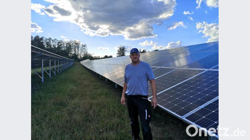 2019 hat Stephan Schübel mit dem Bau einer Freiflächenphotovoltaikanlage zwischen Groschlattengrün und Lengenfeld ein weiteres Standbein geschaffen. Einmal pro Tag schaut ein Familienmitglied auf dem Gelände nach dem Rechten. Bild: lnz