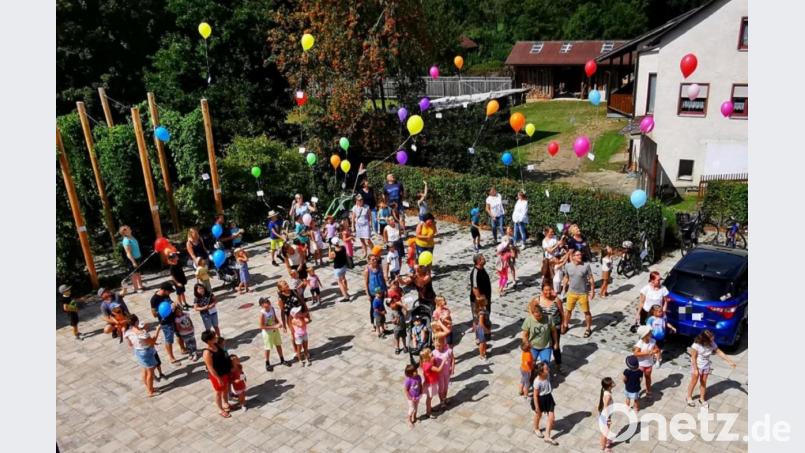 Die Kinder ließen am Kommunbrauhaus zahlreiche bunte Luftballons steigen und hoffen, dass der Adressanhänger aus der Ferne wieder zurück kommen wird. Bild: gz