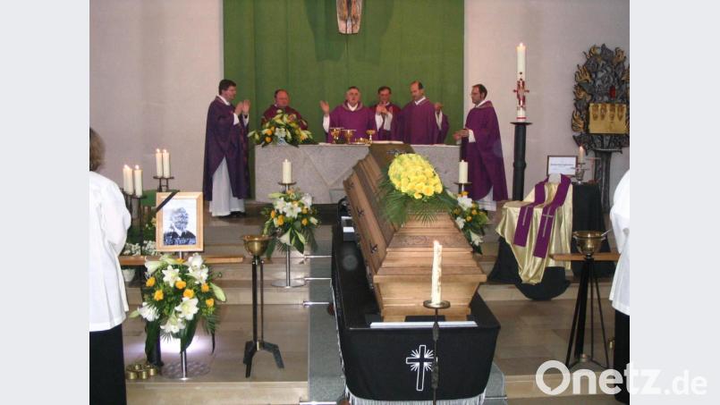 Der aufgebahrte Sarg mit den sterblichen Überresten von Pfarrer Richard Krieglsteiner. Viele Kulmainer begleiteten "ihren Geistlichen" auf seinem letzten Erdenweg. Archivbild: ak