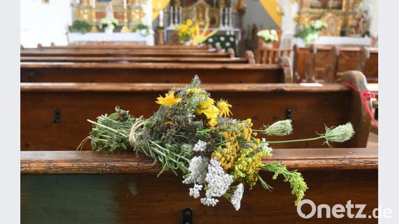 Coronabedingt stand das Kräuterbuschen-Binden auf der Kippe. Mehrere Michldorfer haben auf eigene Faust Kräuter und Blumen gepflückt und nun zu insgesamt 120 Büschen gebunden. Bild: Gabi Schönberger