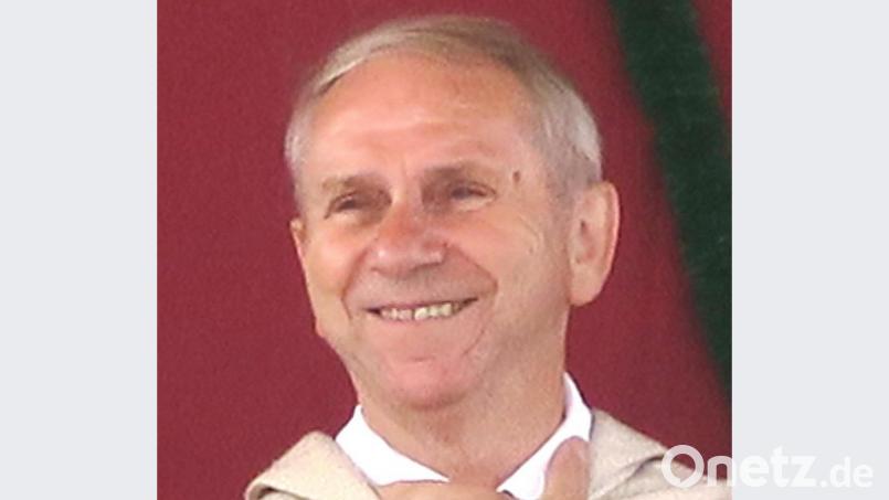 Pfarrer Josef Most geht nach 46 Priesterjahren in den Ruhestand. Der 73-Jährige zieht in seine Heimatgemeinde Pfreimd. Der Abschied aus Moosbach fällt ihm nach 18 Jahren sehr schwer. Bild: gi
