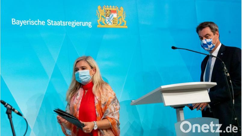 Melanie Huml und Markus Söder bei der Pressekonferenz zur aktuelle Entwicklungen an den Corona-Teststationen für Reiserückkehrer. Bild: Peter Kneffel/dpa