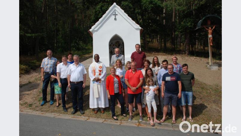 Pater Robert segnete die renovierte Kapelle auf dem Kalvarienberg in Rottendorf. Bild: Werner Schönberger/exb