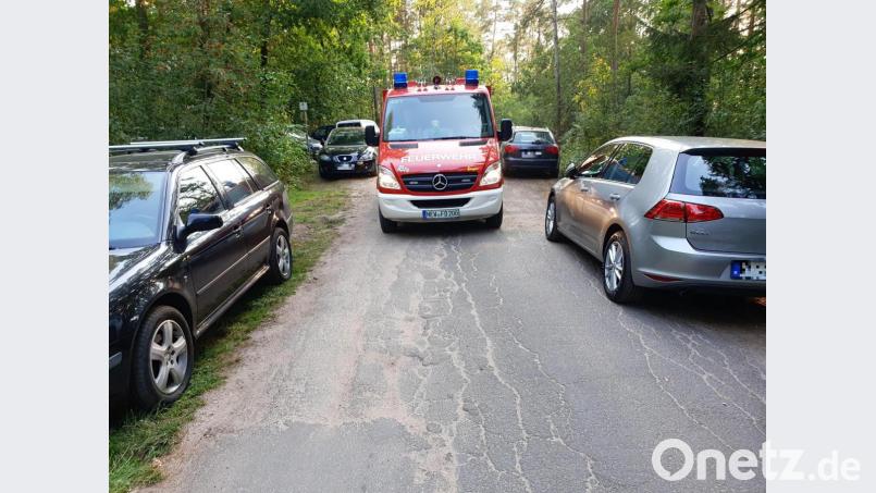 Schon für das kleine Fahrzeug der Feuerwehr Dießfurt ist es rund um den Freizeitsee eng, wenn viele Badegäste da sind. Bild: Andreas Eckert/exb
