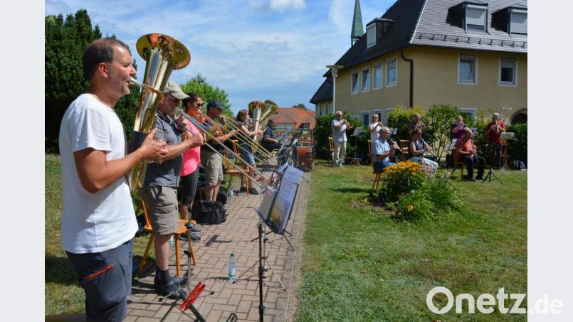 Die Zollkapelle Nürnberg hielt am Mittwochnachmittag im Garten des Seniorenzentrums Theresianum eine 90-minütige öffentliche Probe ab. Bild: jr