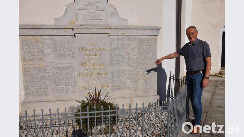 "Ein Stück Tradition und Heimatgeschichte wird damit erhalten" – die Mitglieder der neuen Krieger- und Reservistenkameradschaft haben das Ehrenmal an der Pfarrkirche Maria Himmelfahrt saniert. Dafür bedankte sich Bürgermeister Erwin Geitner bei den Helfern der Vereinsgemeinschaft. Bild: bö