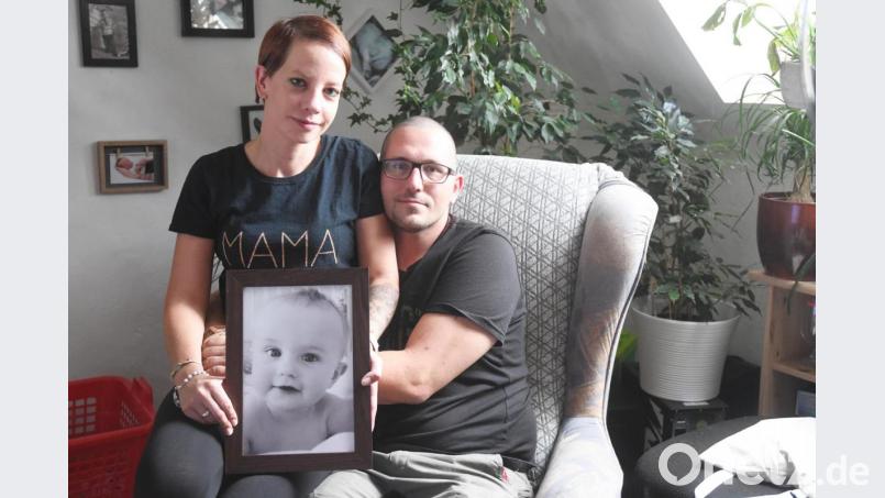 Ilona und Timo Stamminger aus Neustadt vermissen ihre Louisa sehr. Mit erst 17 Monaten starb ihr Baby in Folge eines aggressiven Hirntumors. Nun ist der Herzenswunsch der Familie ein Grabstein für Louisa. Doch den können sich die Stammingers aktuell nicht leisten. Bild: Gabi Schönberger