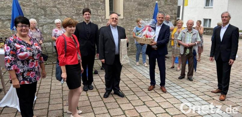 Vordere Reihe v.l. Kirchenverwaltungsmitglied Christina Rosner , Frauenbundvorsitzende Sonja Sczech, Pfarrer Georg Gierl, Pater Darius Stuzk, 1. Bürgermeister Thomas Meiler, Kirchenpfleger Josef Völkl. Bild: cro