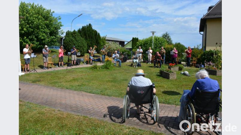 Die Zollkapelle Nürnberg hielt am Mittwochnachmittag im Garten des Seniorenzentrums Theresianum eine 90-minütige öffentliche Probe ab. Bild: jr