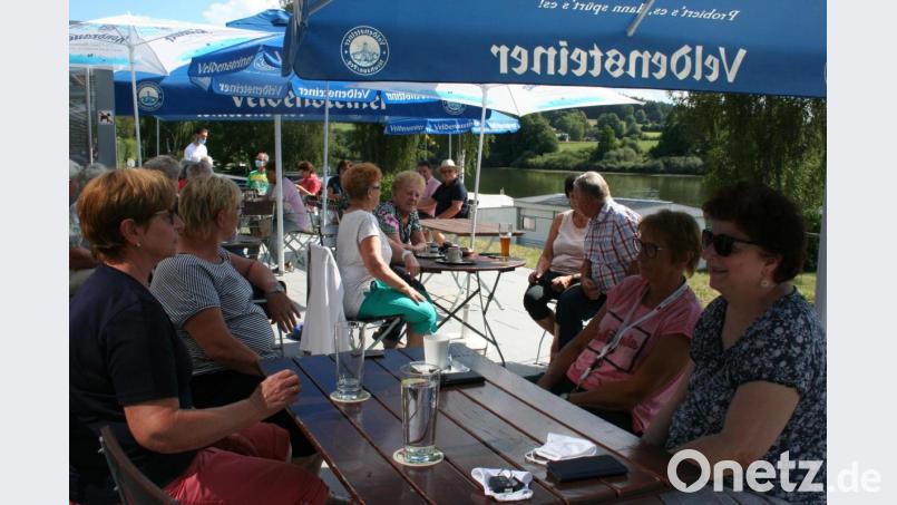 Die idyllisch am Rußweiher gelegene Seeterrasse des „;Hexenhäusl“ besuchten Mitglieder der Gesellschaft &quot;Frohsinn&quot; zu einem Kaffeenachmittag bei den neuen Pächtern des Lokals, das künftig den Namen „Pizzeria Al Mare“ tragen wird. Bild: gpa