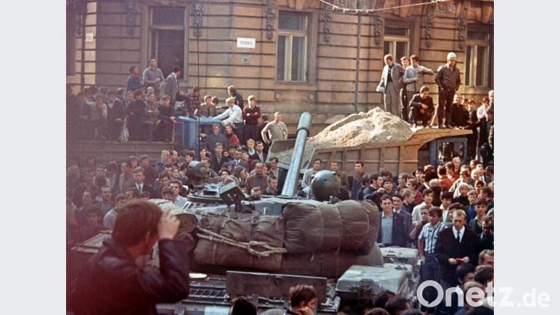 In der Nacht vom 20. auf 21. August rollen sowjetische Panzer den Prager Frühling nieder. Bild: UPI/dpa