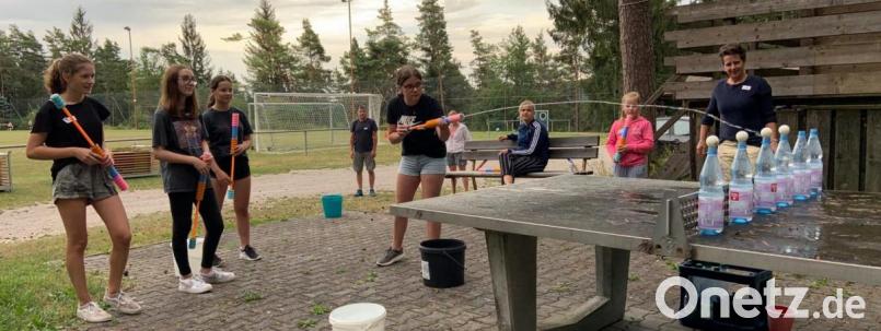 Spiele mit Wasser sorgen für eine willkommene Erfrischung. Bild: Jennifer Härlein/exb