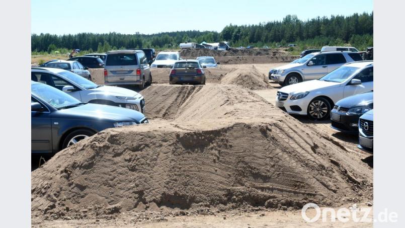 Die Erdwälle sorgen auf dem Parkplatz am Dießfurter Freizeitsee bei viel Andrang zumindest für etwas Ordnung. Bild: Gabi Schönberger